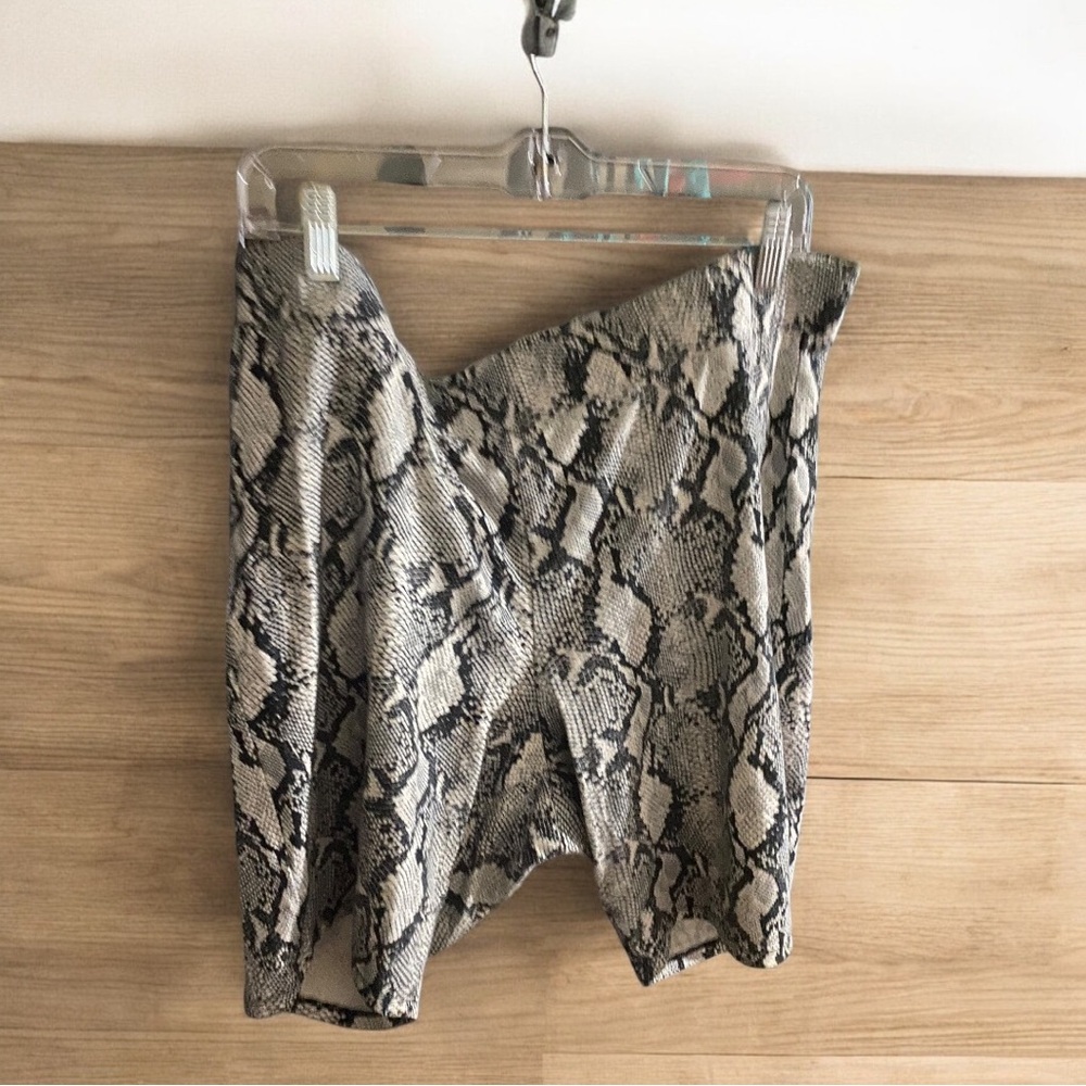 Lane Bryant Yellow Top and Snake Print Shorts Set 3X - Picture 5 of 6